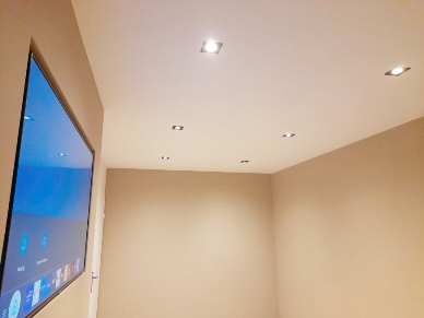 Odaymo schilder en decoratiewerk kan een compleet wandmeubel voor u maken, waarbij de tv wordt ingebouwd evenals een open haard. Het betreft een knap staaltje ambacht met heel veel mogelijkheden zoals wandmeubels, kasten, het hoofdeinde van het bed, kortom alles is mogelijk met gipsplaat. Ieder ontwerp is uniek en op maat gemaakt voor uw woning. 