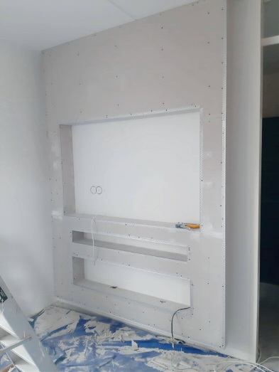 Odaymo schilder en decoratiewerk kan een compleet wandmeubel voor u maken, waarbij de tv wordt ingebouwd evenals een open haard. Het betreft een knap staaltje ambacht met heel veel mogelijkheden zoals wandmeubels, kasten, het hoofdeinde van het bed, kortom alles is mogelijk met gipsplaat. Ieder ontwerp is uniek en op maat gemaakt voor uw woning. 