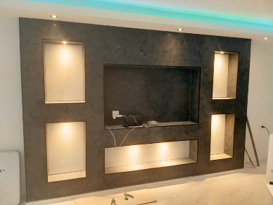 Odaymo schilder en decoratiewerk kan een compleet wandmeubel voor u maken, waarbij de tv wordt ingebouwd evenals een open haard. Het betreft een knap staaltje ambacht met heel veel mogelijkheden zoals wandmeubels, kasten, het hoofdeinde van het bed, kortom alles is mogelijk met gipsplaat. Ieder ontwerp is uniek en op maat gemaakt voor uw woning. 