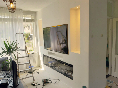 Odaymo schilder en decoratiewerk kan een compleet wandmeubel voor u maken, waarbij de tv wordt ingebouwd evenals een open haard. Het betreft een knap staaltje ambacht met heel veel mogelijkheden zoals wandmeubels, kasten, het hoofdeinde van het bed, kortom alles is mogelijk met gipsplaat. Ieder ontwerp is uniek en op maat gemaakt voor uw woning. 
