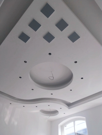 Odaymo schilder en decoratiewerken kan uw plafond een prachtige uitstraling geven door te werken met gipsplaten. Hierdoor ontstaat een verlaagd plafond waarbij op een speelse manier lichtelementen aangebracht kunnen worden of patronen en verschillende dieptes. 