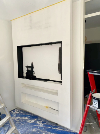 Odaymo schilder en decoratiewerk kan een compleet wandmeubel voor u maken, waarbij de tv wordt ingebouwd evenals een open haard. Het betreft een knap staaltje ambacht met heel veel mogelijkheden zoals wandmeubels, kasten, het hoofdeinde van het bed, kortom alles is mogelijk met gipsplaat. 