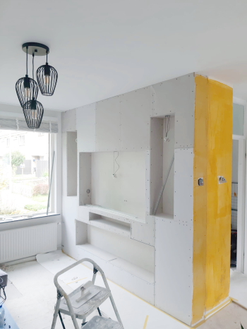 Odaymo schilder en decoratiewerk kan een compleet wandmeubel voor u maken, waarbij de tv wordt ingebouwd evenals een open haard. Het betreft een knap staaltje ambacht met heel veel mogelijkheden zoals wandmeubels, kasten, het hoofdeinde van het bed, kortom alles is mogelijk met gipsplaat. 
