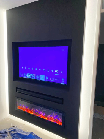 Odaymo schilder en decoratiewerk kan een compleet wandmeubel voor u maken, waarbij de tv wordt ingebouwd evenals een open haard. Het betreft een knap staaltje ambacht met heel veel mogelijkheden zoals wandmeubels, kasten, het hoofdeinde van het bed, kortom alles is mogelijk met gipsplaat. 